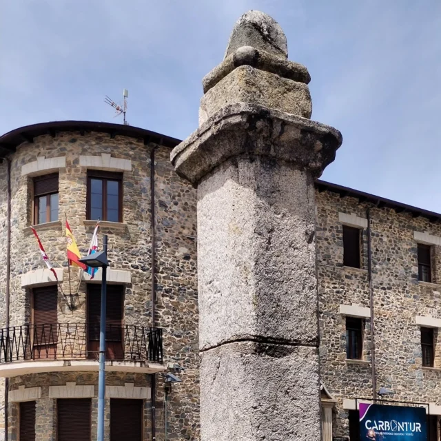 El Rollo de la Justicia de Toreno " la picota". En 1086 existía en el paraje hoy llamado “Castillo Formoso” un castillo del noble berciano Monio Muñiz, en su parte norte surgió “El Barrio”, con la ermita de San Andrés, que tuvo dos asentamientos hasta finales del siglo XIX. Cerca de allí, en dos altozanos estratégicos, se encontraban “La Forca” y “El Rollo”, este último dio nombre a una calle y fue trasladado a la Plaza Mayor a inicios del siglo XVI. #toreno #bierzo #carbontur